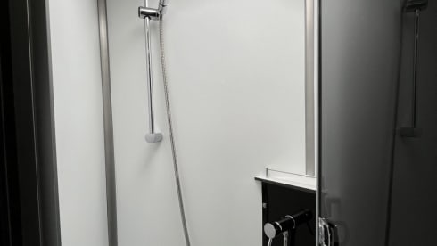 Benimar met queensbed, grote keuken en electrische fietsendrager