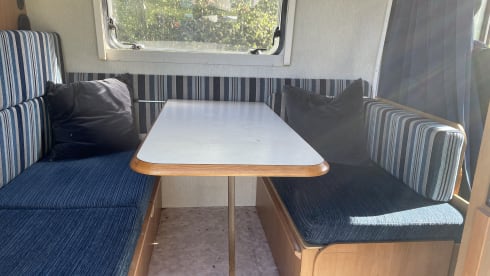 Oude dame – 2p Adria Mobil bus uit 1997