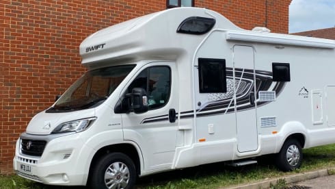Ash – Luxury 6 Berth Motor home Perfect for Family Escapes