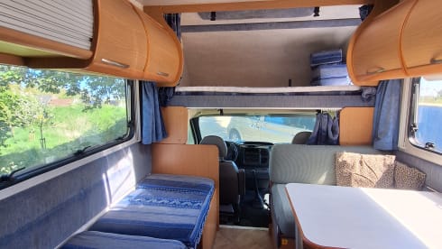 Familie camper met 6 gordels en 8 slaapplaatsen incl inventaris 