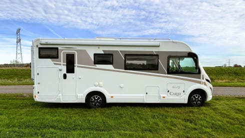 Mooie McLouis camper met 6 slaapplaatsen en 6 gordelplaatsen