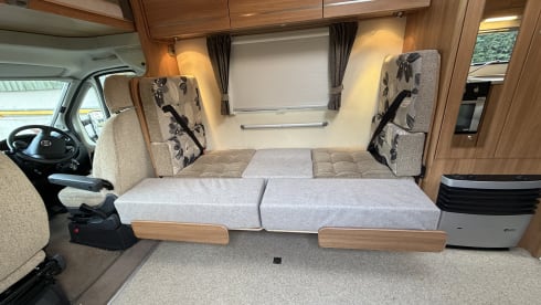 H14 – Camping-car accessible aux personnes à mobilité réduite. 4 couchages. Boîte automatique avec commandes manuelles. 