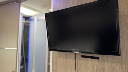 Chausson 758 – 5-person luxury camper with barbecue and outdoor shower 