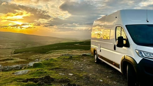 Valerie – Luxury 5 Birth Camper