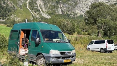 Gaia – Gaia - cozy green camper with wood stove