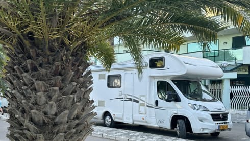Bella Carina – 6 person Camper McLouis Alcove 