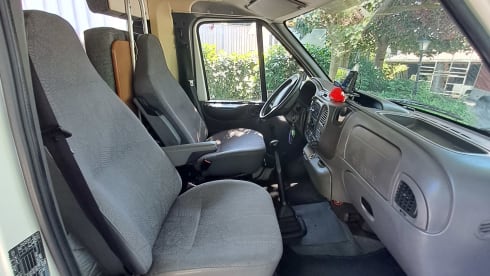 3-person Ford Rimor 2002 AIRCO