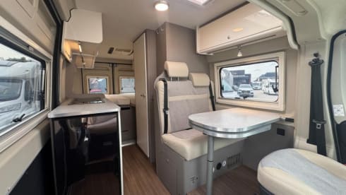 Hymer bus camper with WiFi, solar panel and length beds (2022)