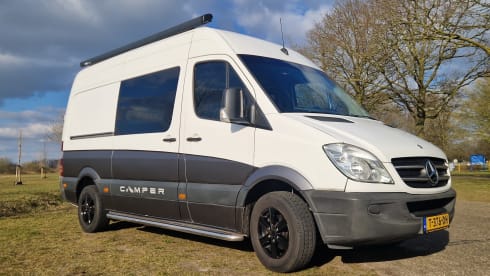 Sturdy camper van with 2-5 seats, compact yet spacious!
