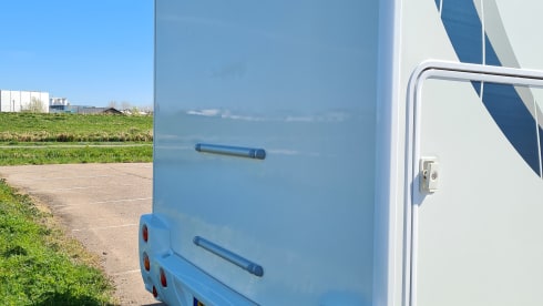 Nice 2-person Ford/Chausson 170hp manual semi-integrated 2017