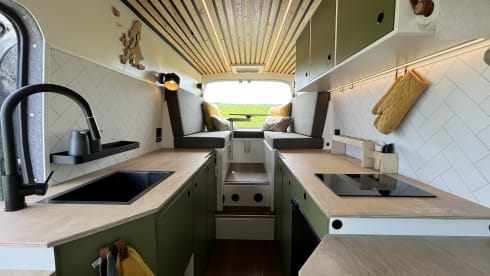 Nomad – Luxe Off-Grid Ford Transit – Airco – 6 kWh – Vrij Kamperen