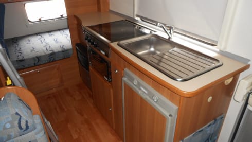EASY 5 MOTORHOME HIRE JUST TURN UP AND GO