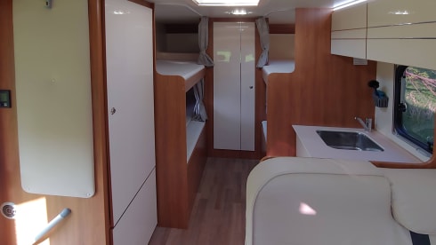 spacious 6 person family camper