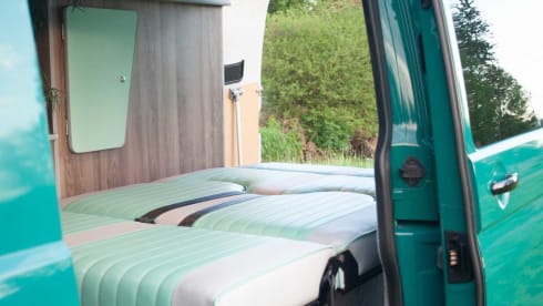 Pretty Green – Volkswagen campervan met 2 slaapplaatsen uit 2006