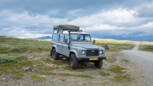 110 grijs – Land Rover Defender 110 with roof tent