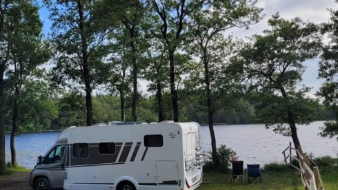 Carado T338 familiecamper – Luxurious spacious family camper, almost new and fully equipped. 
