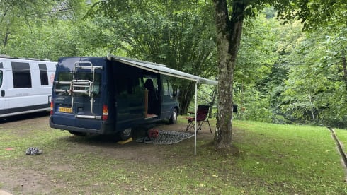 De blauwe bus – Ford Transit Wohnmobil aus dem Jahr 2005