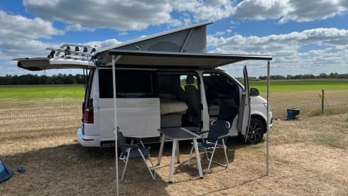 Witte VW California – Volkswagen CALIFORNIA T6 Edition (4p) from 2018. Possibly. with motorcycle trailer