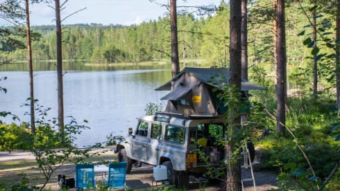 110 grijs – Land Rover Defender 110 with roof tent