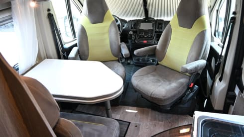 4p Pössl bus uit 2019