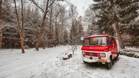EndlessDestinations – 2p Mercedes-Benz bus from 1976