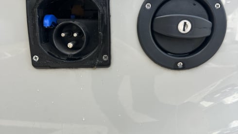 FIGURE 01 – 4 berth Volkswagen campervan from 2022