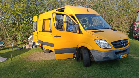 Yellow fellow – 3p Mercedes-Benz bus uit 2012