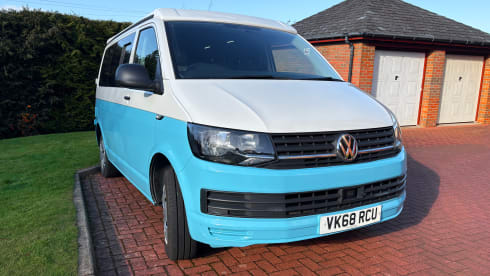 Rogue Five – Top Spec Volkswagen T6.1 | Comfortable & Slick | Sleeps 4