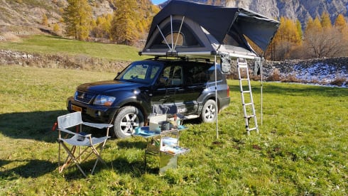 4x4 Mitsubishi Pajero with large roof tent