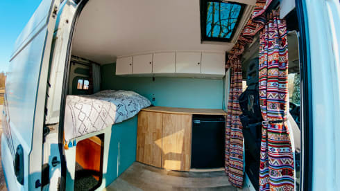 Accogliente camper per autobus fai-da-te (surf).
