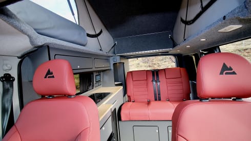 Floyd – 2025 Renault Crusader Off-Grid 4-berth Campervan