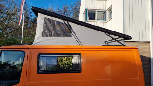 4p Ford campervan uit 2009