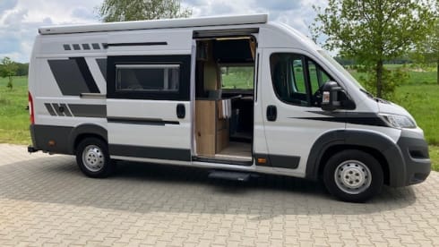 Heunie 1 – Beautiful camper van from 2017 with 2 lengthways beds
