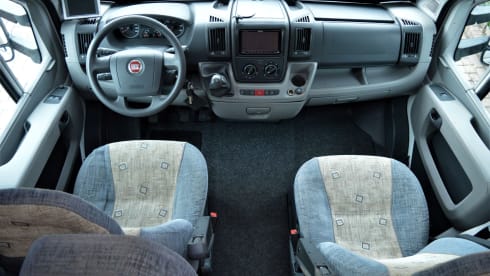Beautiful complete and very neat 6-person camper (Fiat Ducato Adria Mobil)