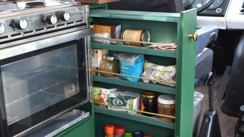 Barry – Unique off-grid oldtimer Mercedes 508 camper