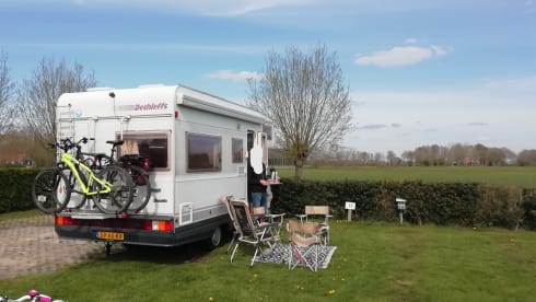 Complete and compact 5-person house on wheels