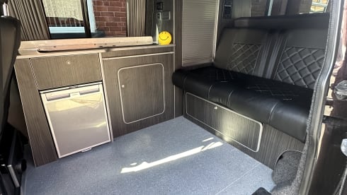 Aubergine Dream Machine – Newly Converted T5 Campervan 4 berth