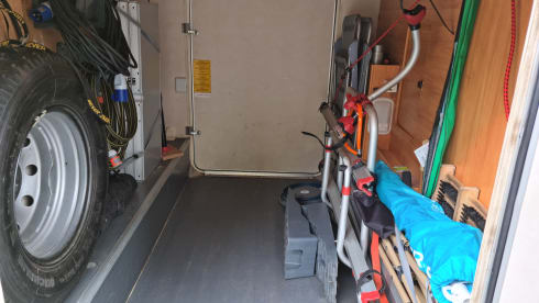 Very luxurious and spacious 4 person Alcove camper with 2 fixed spacious beds