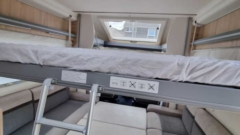 Betty Ann – Betty Ann est un camping-car automatique de luxe à 5 places et 6 couchettes,