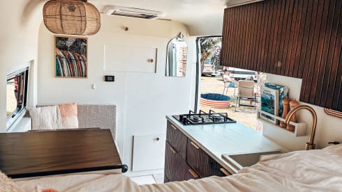 Freddie – Mini-maison aménagée en camping-car autonome (2 personnes + bébé)