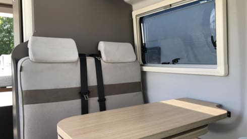 Nieuwe Camperbus Magnetic Grey – FORD LMC Innovan 590 camper van from 2024 Magnetic Gray