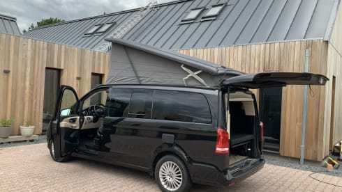 Belle Mercedes Vito, version polo Marco dans la Nieuwstraat