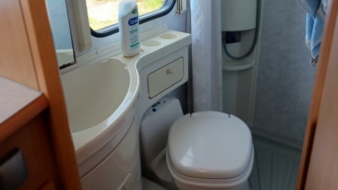 Viervoeter vriendelijk – 4p Adria Mobil semi-integrated from 2005