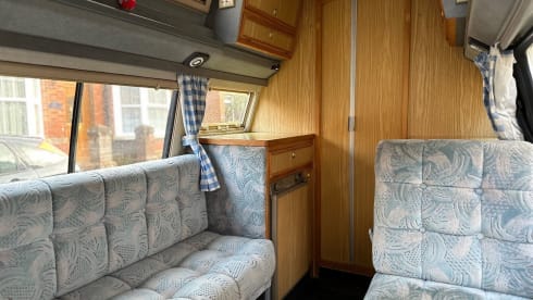 TOM – 5 berth VW T25 Autosleeper Topaz w/ KITCHEN, BATHROOM