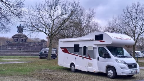 Happy Tour – 6-person Ahorn family camper Alcove 2018 with fixed beds 
