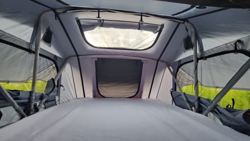 Toto – Micro Camper mit Dachzelt und Küchenbox