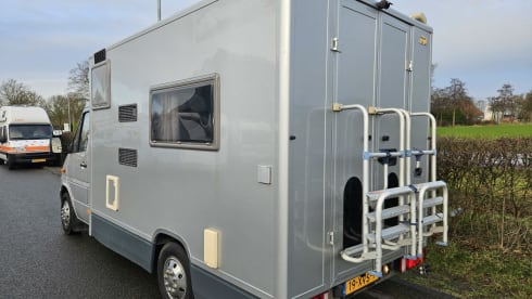 2p Mercedes-Benz semi-integrated uit 2002