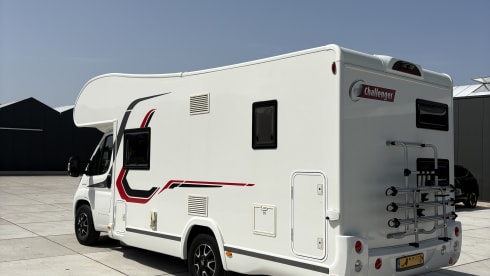 Camper Challenger a 7 posti con vano portaoggetti integrato, modello 2019.