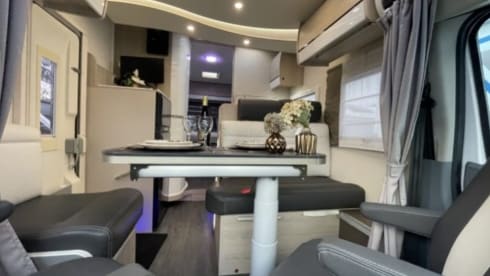 4p Challenger with queen-size bed, AIRCO and powerful 170 HP engine!