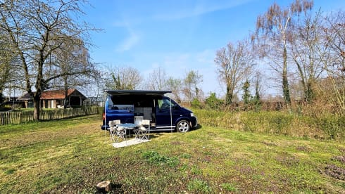 Rugged Volkswagen T5 Camper | extra tent, air conditioning, cruise control